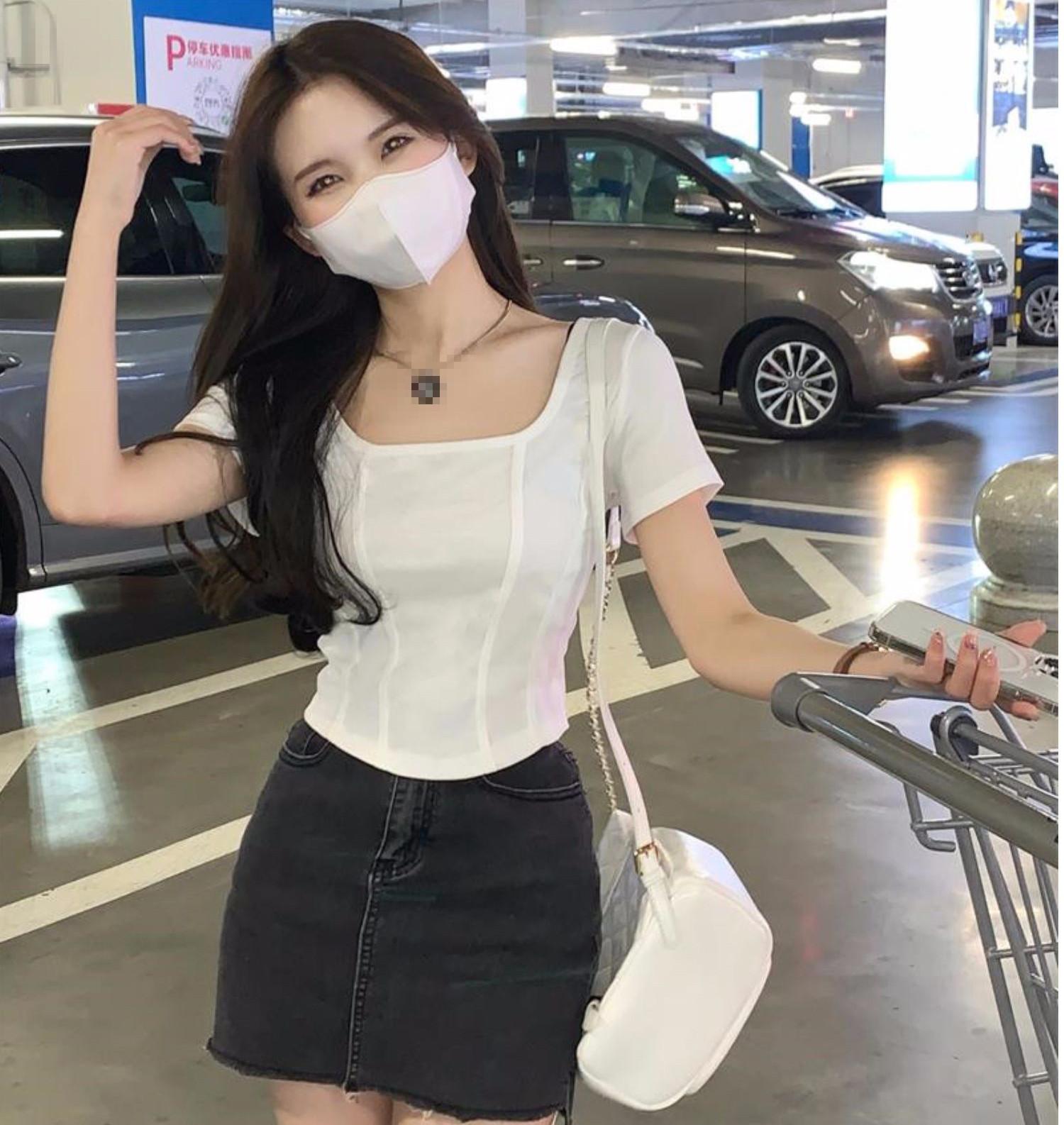 

Square collar T-shirt women s summer Korean version of the new Spice Girl style design sense slim and thin short-sleeved top M