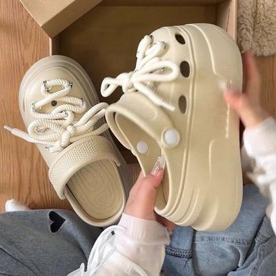 Schuhe mit kleinem Riemenloch Damenoberbekleidung 2025 Frühling und Sommer neu Strand dicksohlige erhöhende Taschenkopf halbcoole Hausschuhe