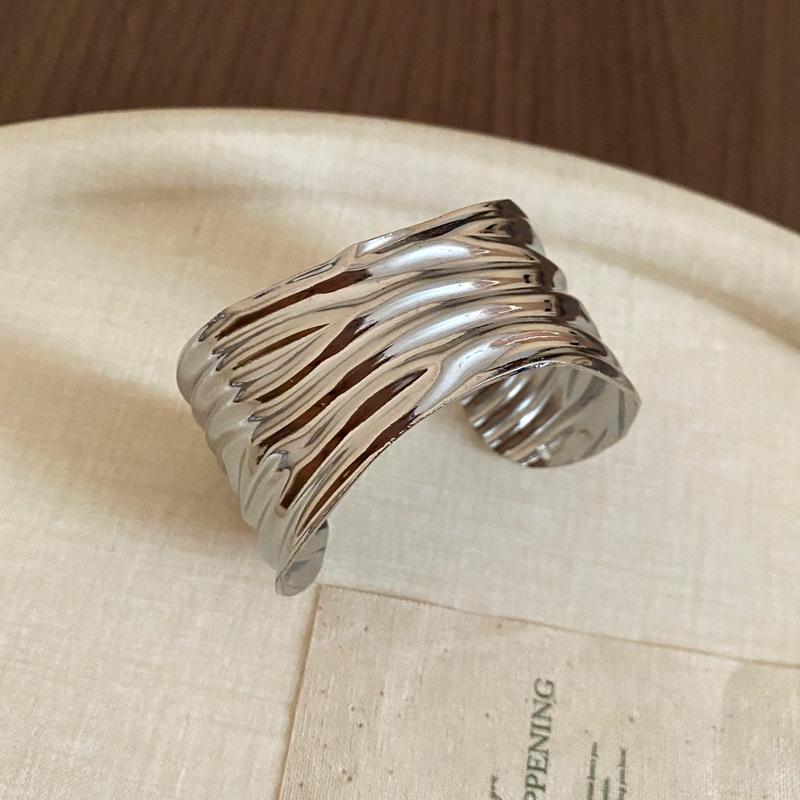 

Европейско-американский металлический текстурный открытый браслет: Элегантный женский браслет высокого класса для трансграничной торговли