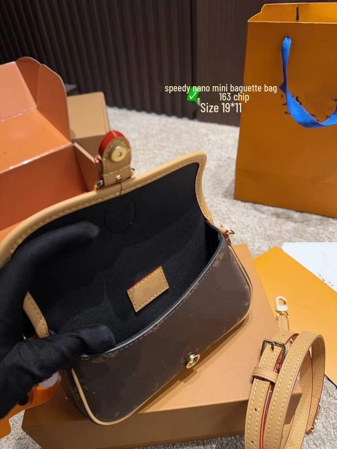Гуанчжоу Высококачественная Нано Диан Мини Багет Классическая Сумка через Плечо и Кроссбоди с Монограммой 10.5x6x19