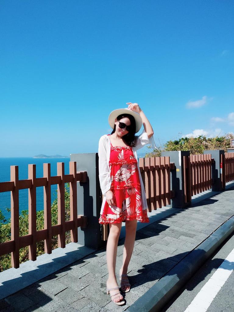 Summer 2023 Mother-Daughter Seaside Shawl: Fresh, Loose-Fit Outfit for Vacation