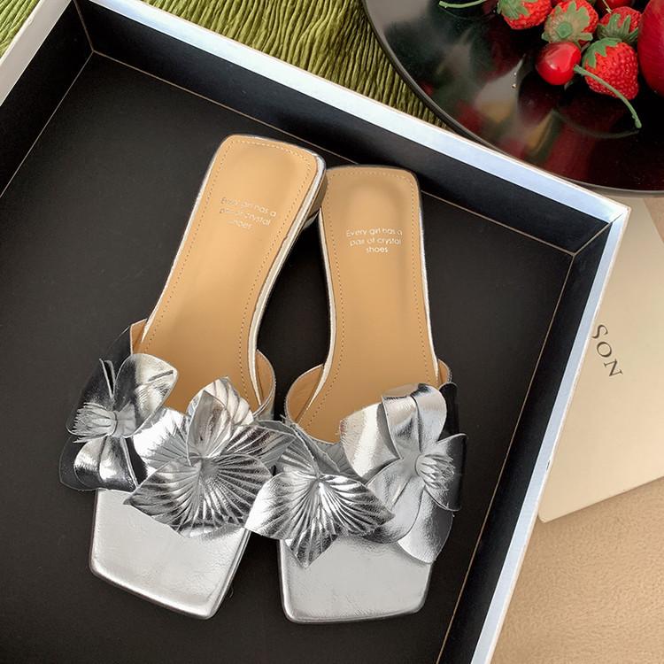 

The world is beautiful, open-toed flowers, one-word slippers, women s new models in the summer of 2025, flat-bottomed cool slippers, beach shoes 39 серебряный