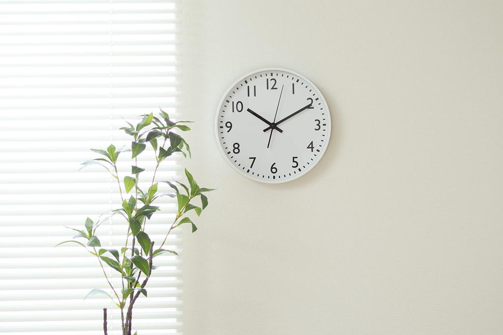 Fujiboeki Wanduhr Breite 25 x Tiefe 4 x Höhe 25 cm Weiß Leise Durchgehender Sekundenzeiger Einfach 37859 Klein