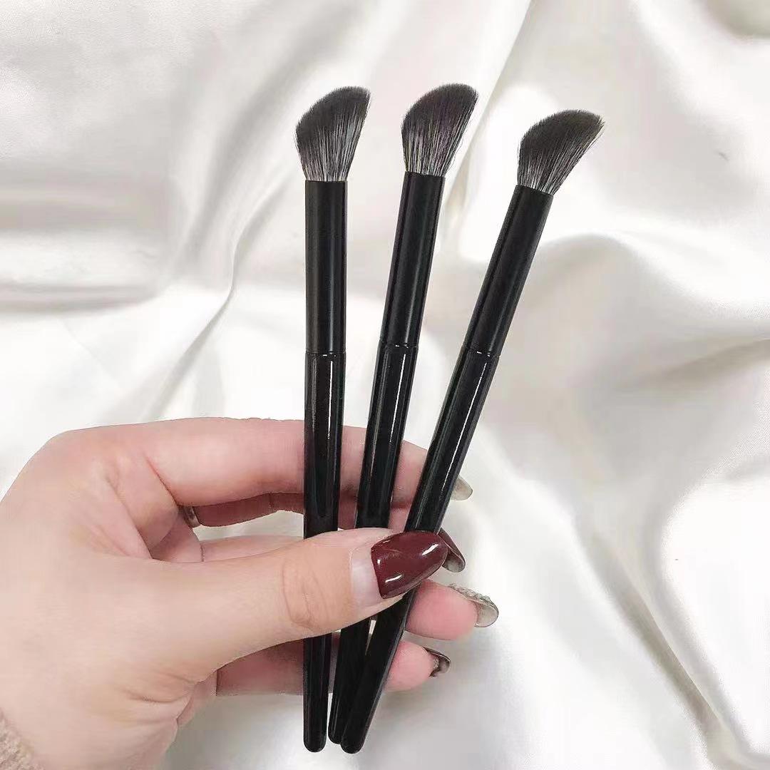 

Angled Contour & Highlight Nose Shadow Makeup Brush