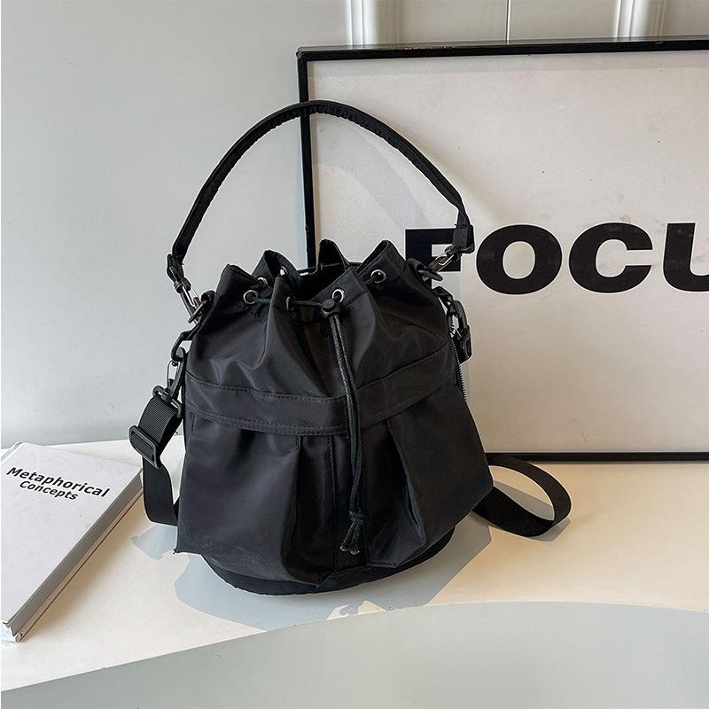 Supercool Personlighet Nylon Vattentät Hinkväska Stor Kapacitet Casual Resväska Mode Enaxel Crossbody Dragsko Hand