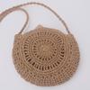 Ręcznie robiona na szydełku okrągła słomiana torebka typu crossbody z uroczą kokardką - damski dodatek plażowy