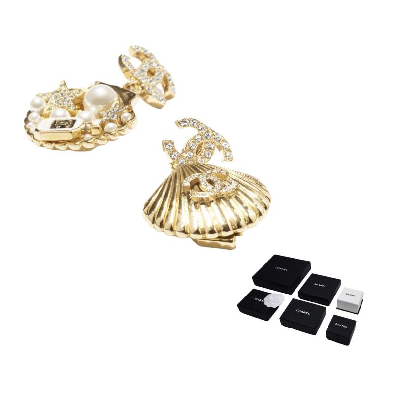 

CHANEL [25C Early Spring] Star Pearl Pendant Resin Ear Clip Women s Gold золотий