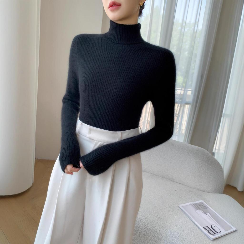 Elegant White Cashmere Turtleneck Women's Slim Fit Sweater - Flattering Autumn/Winter Knitwear.