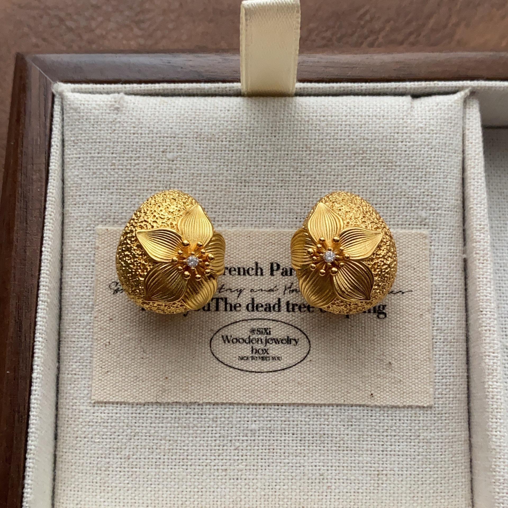 

Ancient three-dimensional flower strawberry stud earrings Advanced natural particle texture earrings Niche light luxury design Versatile stud earrings