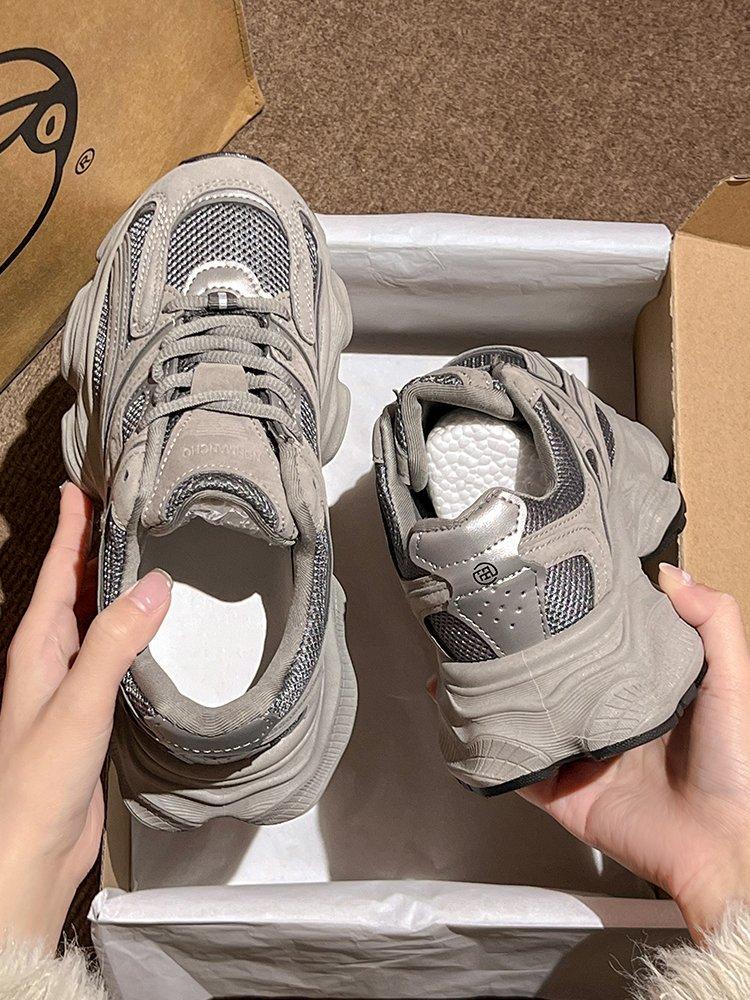 

Ретро кроссовки на толстой подошве серого цвета для женщин 2025 новые универсальные сетчатые дышащие маленькие повседневные спортивные туфли для детей 40 серый