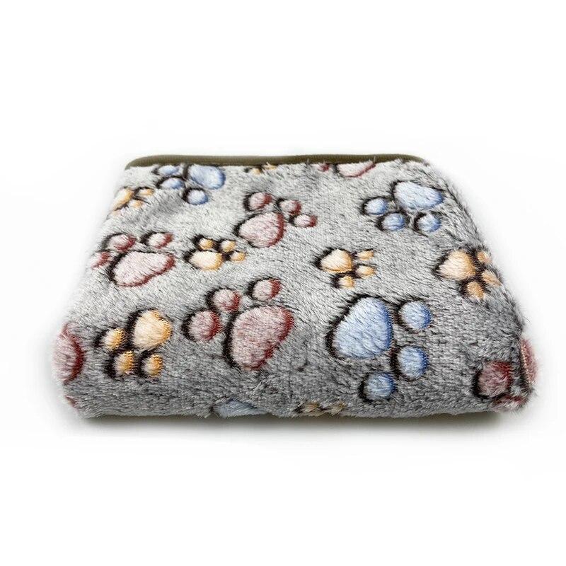 No Hair Loss Pet Blanket Coral Fleece Breathable Cute Paw Pattern Warm and Comfortable Thin Mat for Cat and Dogs Pet Supplies