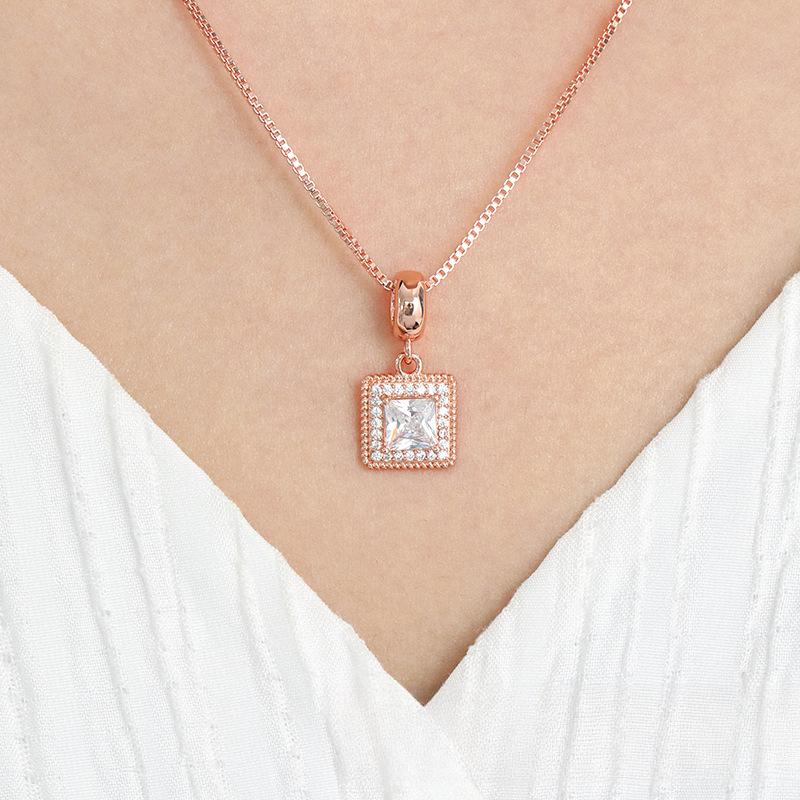 Zircon square pendant necklace, original design, fashionable, simple and high-end color treasure sugar square bag necklace.