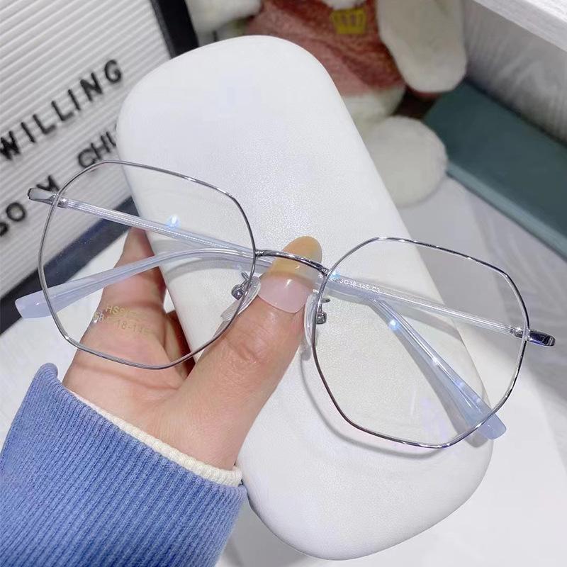 Ultralett liten rød bok med samme mote store polygonbriller for kvinner, litterær nærsynthet, vanlig artefakt.