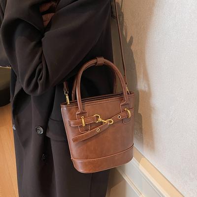 Elde taşınan kova çanta kadın retro moda omuz çantası 2025 sonbahar ve kış yeni niş üst düzey gündelik kadın çantası