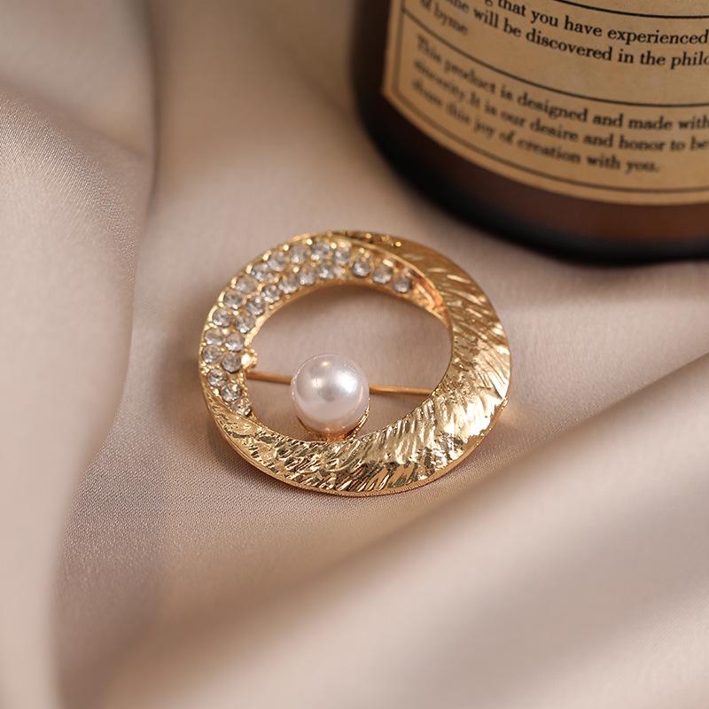 Exquisite High-End Schmetterlingsbrosche für Damenmode - Elegante Corsagen-Nadel & Kleidungsaccessoire