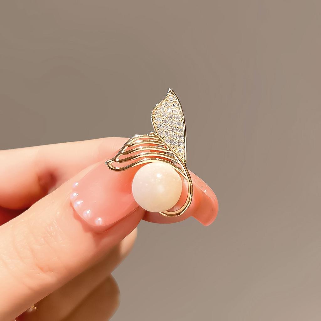 Pearl Fishtail Brooch Women'S High-End Sense Niche Exquisite Versatile Corsage Anti-Light Buckle Pin Exquisite Collar Pin Accessories