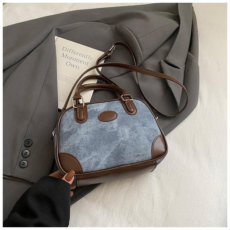 2025 autumn new single shoulder messenger bag small square bag simple portable high value retro women's niche fashion hand bag