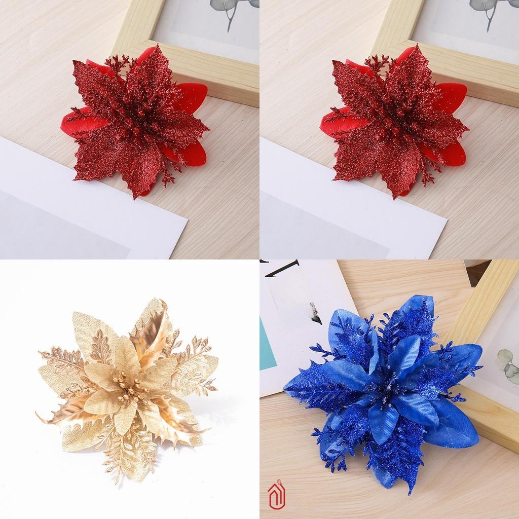 Weihnachtsblumen mit goldener und silberner Kunststoffdekoration für Weihnachtsbaum und festliche Dekoration