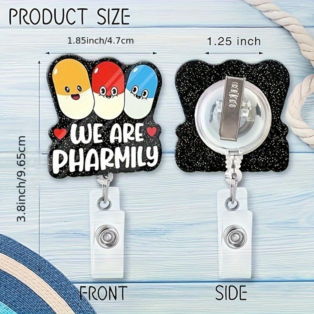 "Apoteksfamiljen" Badgehållare Presentförpackning. Hårklämma med pillerhänge för medicinsk personal.