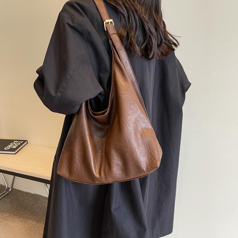 Diese Tragetasche mit großem Fassungsvermögen und einfacher Schulter ist eine trendige, modische und vielseitige lässige Pendler-Bucket-Bag.