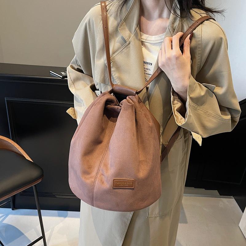 

Премиальный рюкзак Commuter большой емкости для повседневной носки, плиссированный, со шнурком, из замши в винтажном стиле темно-коричневого