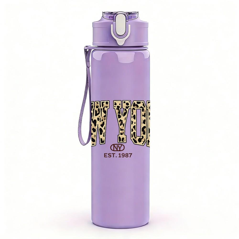 1 Stück New York City Retro Textdruck 750ml Farbe Kunststoff Sportwasserflasche Auslaufsicher Klappdeckel mit Strohhalm Geeignet für Sport Büro Zuhause