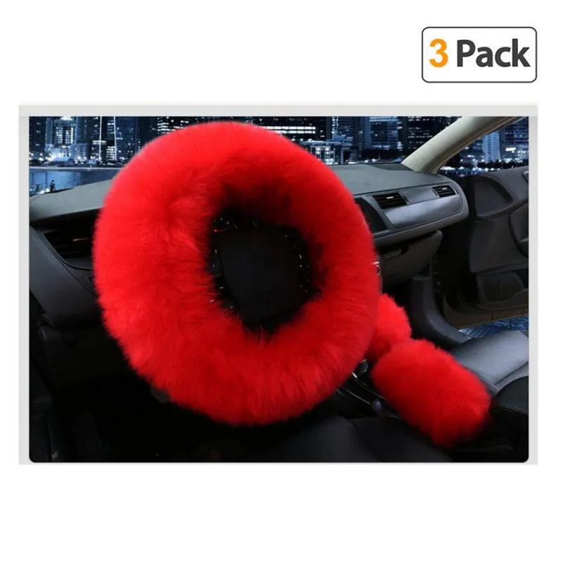 

Пушистая оплетка на руль, чехол на рычаг переключения передач и чехол на рычаг стояночного тормоза.