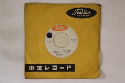 7-Zoll Schallplatte THREE FUNKIES - Steel Guitar to Weingläser / Koi JP5135PROMO TOSHIBA Japan Japanische Enka Gebraucht