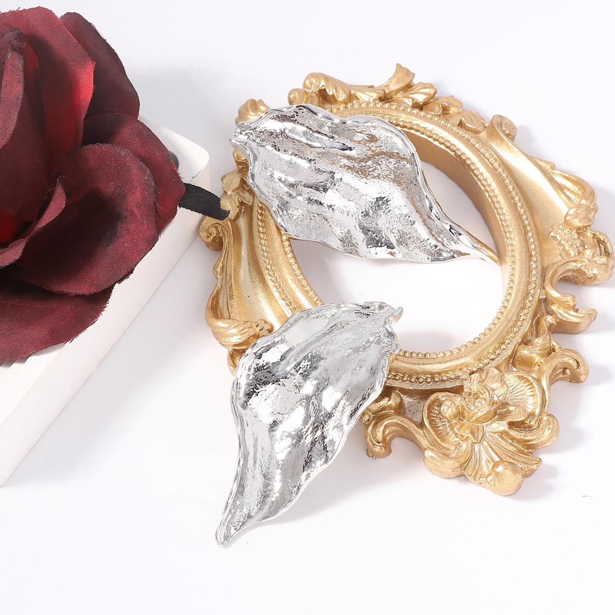 Летние новые европейские и американские асимметричные модные серьги-гвоздики из сплава в виде листа, преувеличенная креативная трендовая модель серебряный