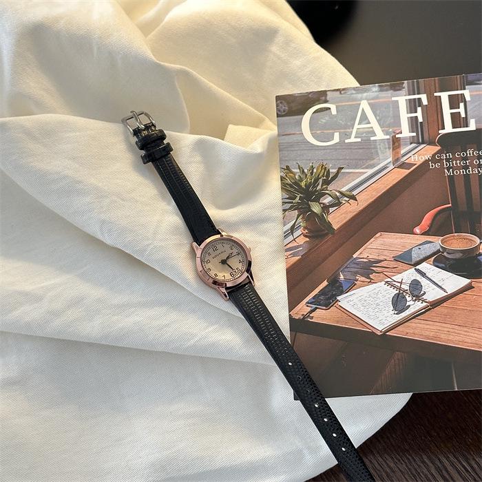 Women's Retro Leather Strap Quartz Watch: Simple, Stylish & Trendy