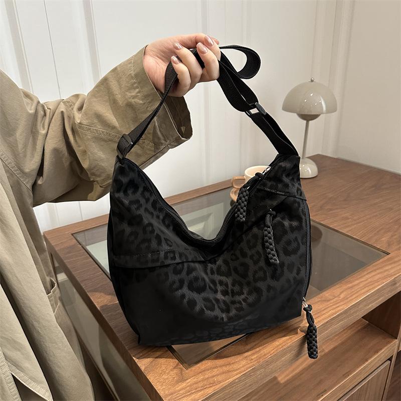 

Fashi Leopard Print Crossbody Bag Lightweight Large Capacity Shoulder Bag Women s Casual Commuter Handbag Soft Dumpling Bag чёрный