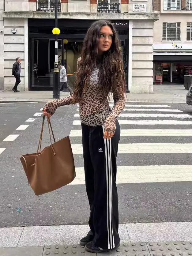 2024 Chic Hong Kong Style Leopard Print Slim Fit Long Sleeve Top for Women, Autumn Collection