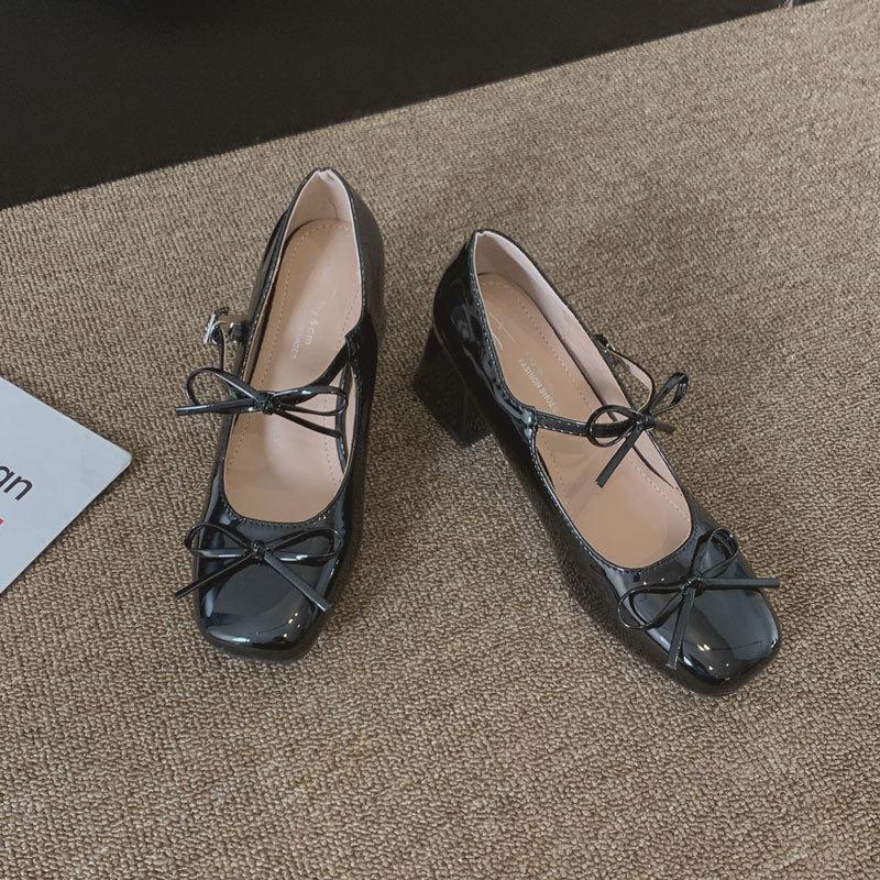 

Французские серебристые туфли Мэри Джейн женские 2025 весна толстый каблук темперамент универсальные с юбкой туфли на высоком каблуке маленькие кожаные туфли 40