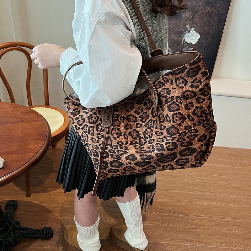 Retro commuter large-capacity bag women's 2025 new fashion versatile tote bag niche design shoulder bag