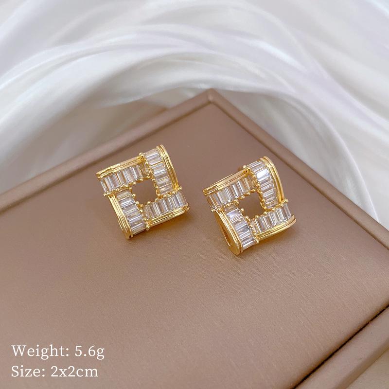 Titanium Steel Necklace & Earring Set: Luxurious Diamond Geometric Cube Design for Elegant Banquets