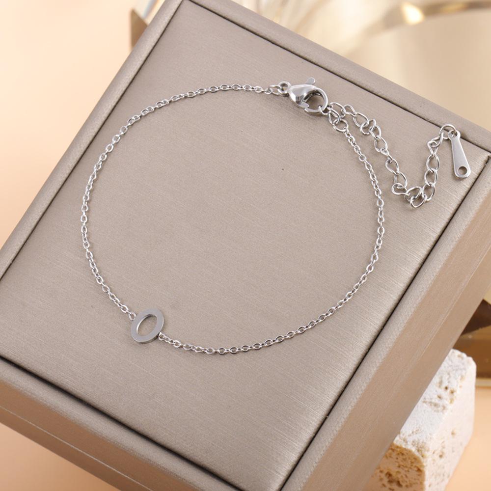 Vlastní tenký řetízek s přívěskem 26 písmen Titanový náramek – Elegantní, Odolný, Všestranný doplněk