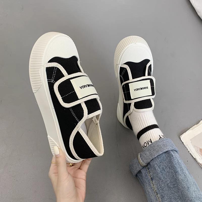 Pantofle na půl paty Jarní a podzimní Silná podrážka Suchý zip Bílé tenisky a Dáma nosící ležérní tenisky na jedné noze