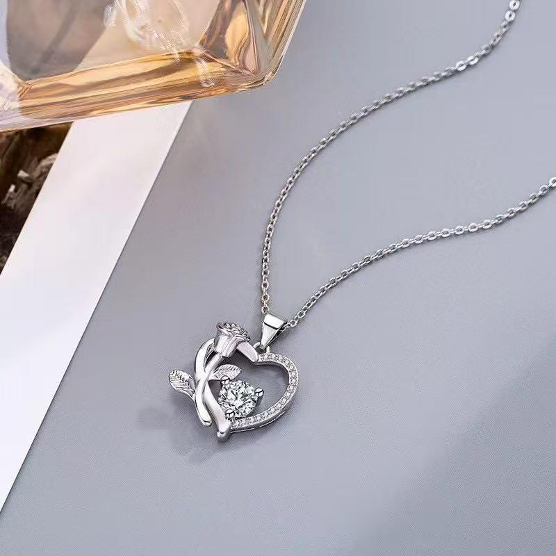 Elegant Zircon Rose Heart Necklace: Versatile Light Luxury Clavicle Chain Gift for Women