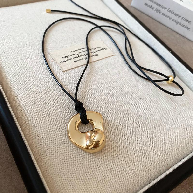Collar con Colgante de Croissant Estilo Coreano - Cadena Larga Minimalista para Suéter para Mujer, Perfecto para Otoño/Invierno.