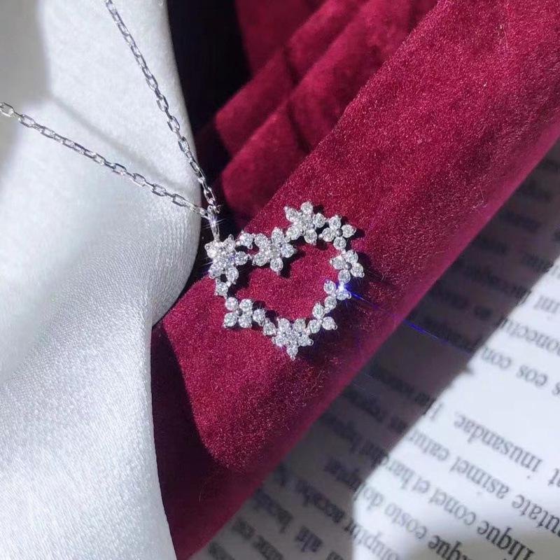Huahua Heart-Shaped Necklace for Women - Luxury Hand-Set Full Diamond Shiny Clavicle Chain, Perfect for Banquet or Celebrity Gift