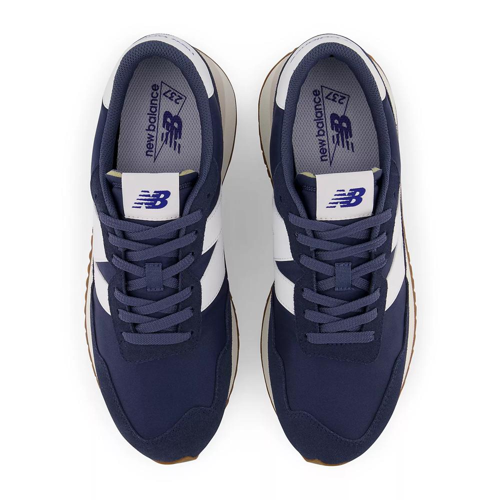 Sneakers New Balance blue Modern reinterpretation