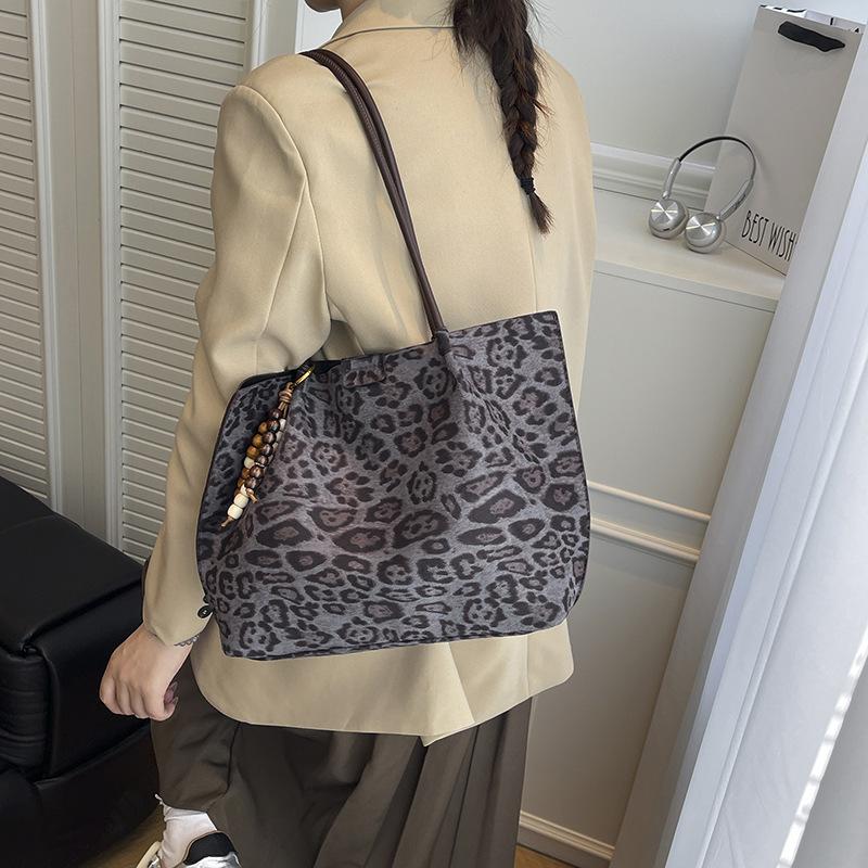 Lässige Handtasche mit großem Fassungsvermögen für Damen, Herbst 2025 neu, Tongle-Schultertasche, beliebtes Leopardenmuster, tragbare Tote-Bag, Schultertasche