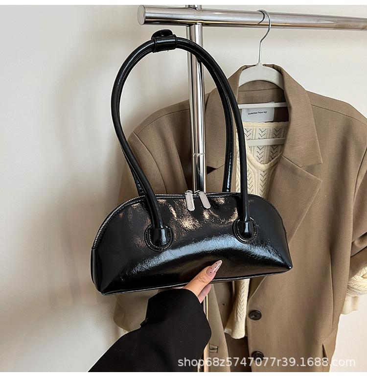 

Fashion trend commuter small bag women s 2025 new oil wax leather versatile baguette bag high-end niche shoulder bag