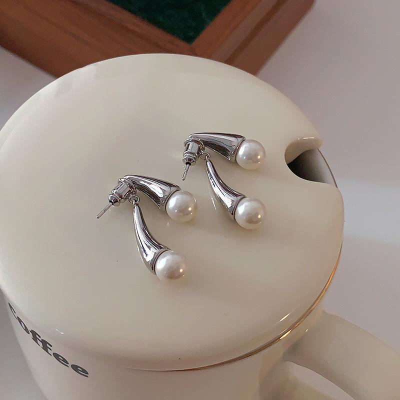 

Двухсекционный жемчужный гвоздик с каплями воды для женщин. Нишевая ретро-личность. Простая и универсальная. Атмосферная. Высококачественная. серебряный