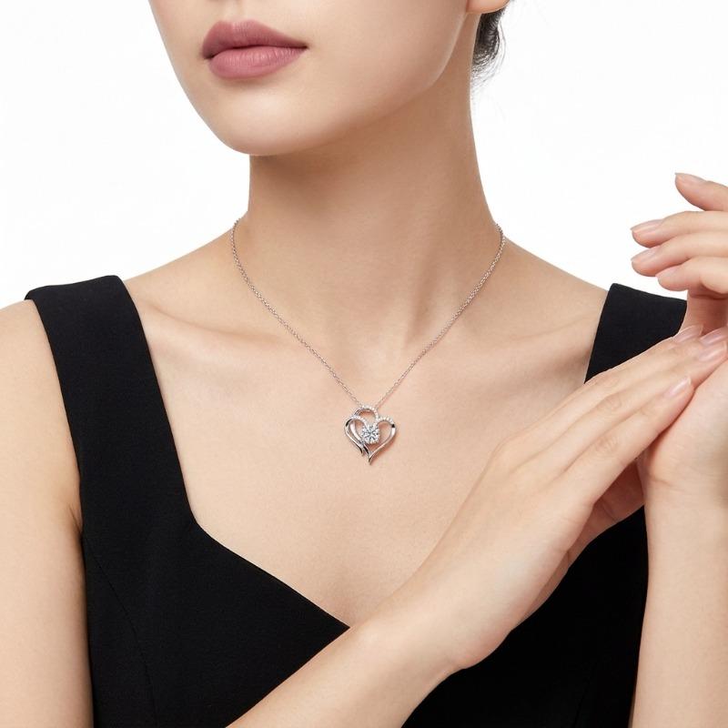 S silver heart necklace, moissanite love pendant, collarbone chain, hot-selling silver jewelry, non-fading necklace.
