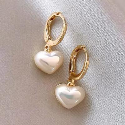 Modne kolczyki z pereł o ekskluzywnym wyglądzie, małe i przejrzyste kolczyki w kształcie serca dla kobiet