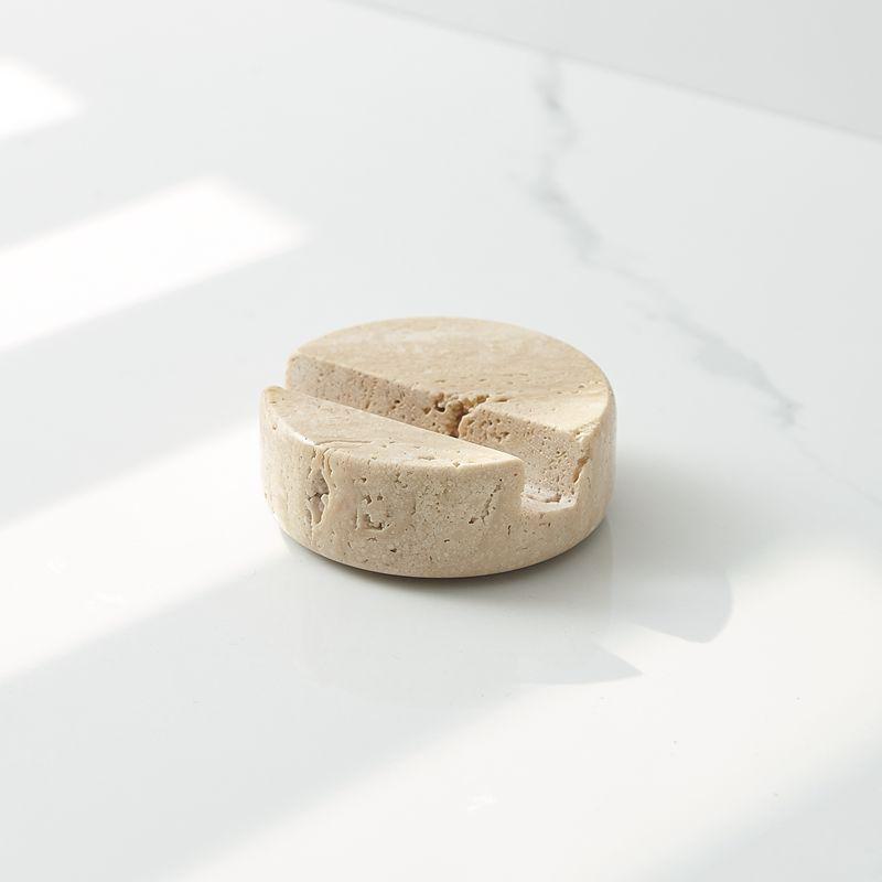 Prosty, biały, marmurowy uchwyt na telefon – okrągła ozdoba na biurko