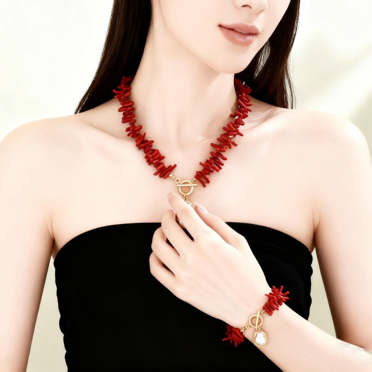 

The new red necklace has a niche design, fashionable temperament, a sense of luxury, a sense of simplicity and versatility, and a collarbone