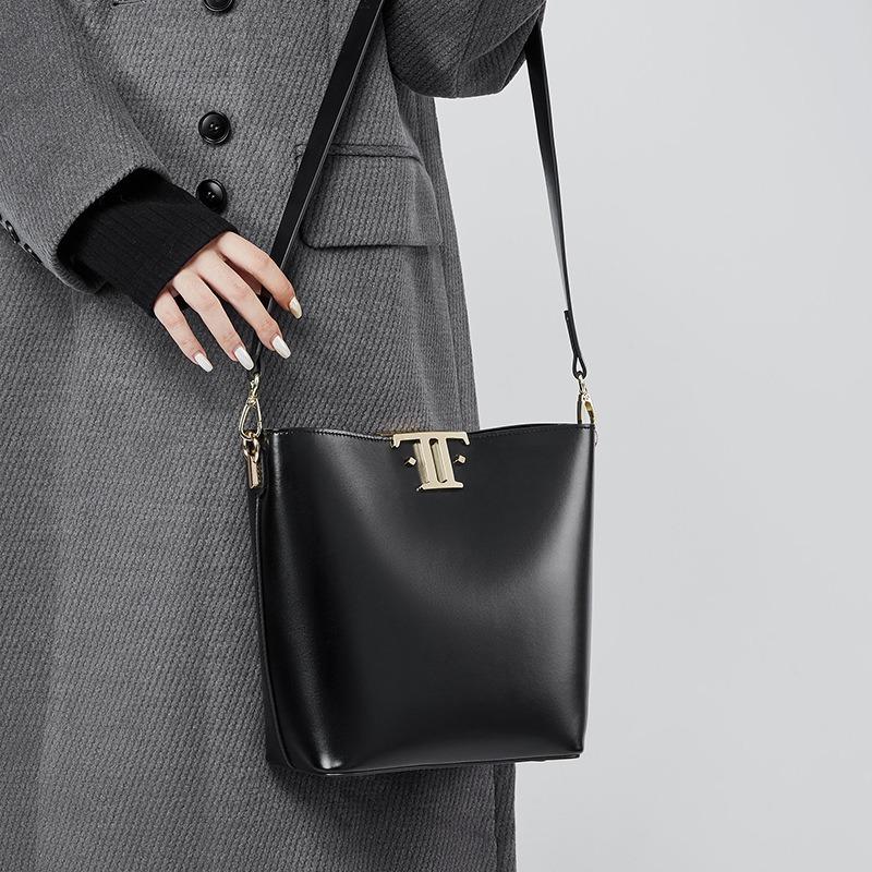 New high-end large-capacity commuter bucket bag female original niche leather underarm bag shoulder messenger bag