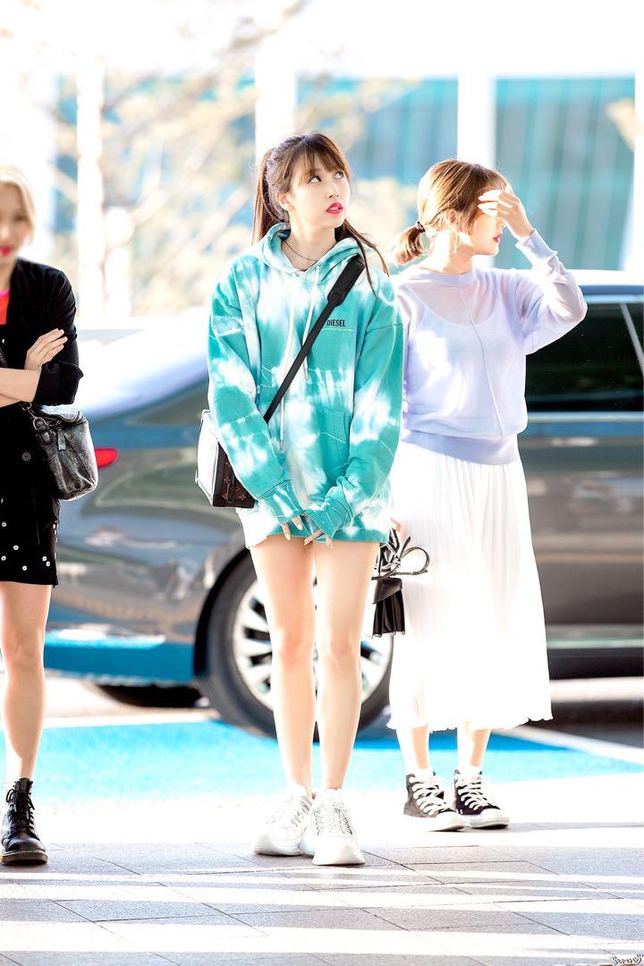 

[Б/У] Мина из TWICE носит худи DIESEL